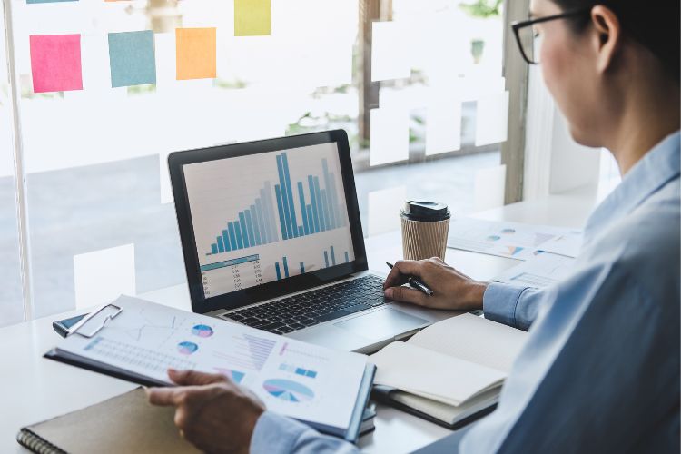 kerja di kantor ngapain aja penyusunan dan analisis data