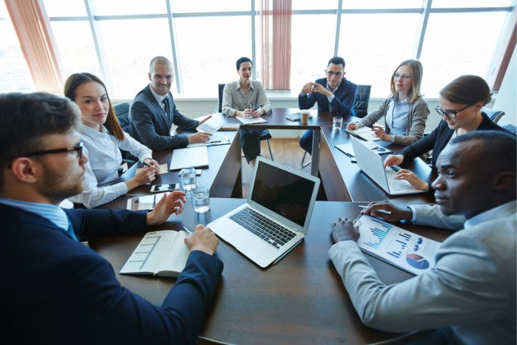 kerja di kantor ngapain aja rapat dan presentasi