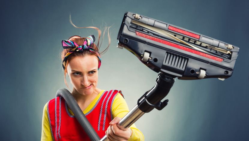 membersihkan karpet rumput sintetis dengan vacuum cleaner
