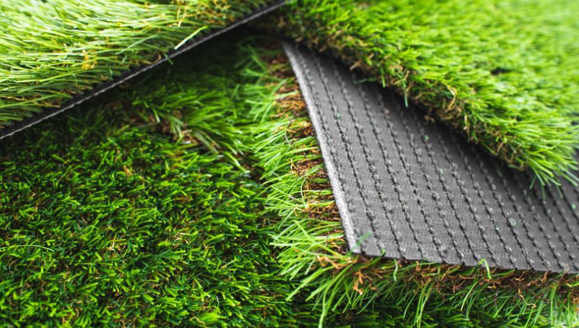 membersihkan karpet rumput sintetis featured image