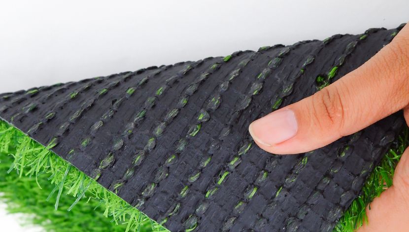 membersihkan karpet rumput sintetis perhatikan rubber granules