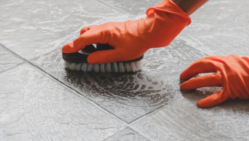 gosok dengan kuat saat membersihkan karpet kamar mandi