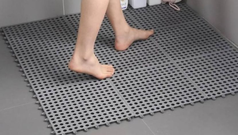 membersihkan karpet kamar mandi featured image