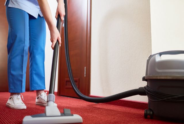 mulai pekerjaan cuci karpet hotel