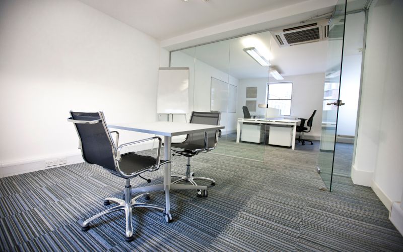 frekuensi bulanan pembersihan karpet di lingkungan kantor