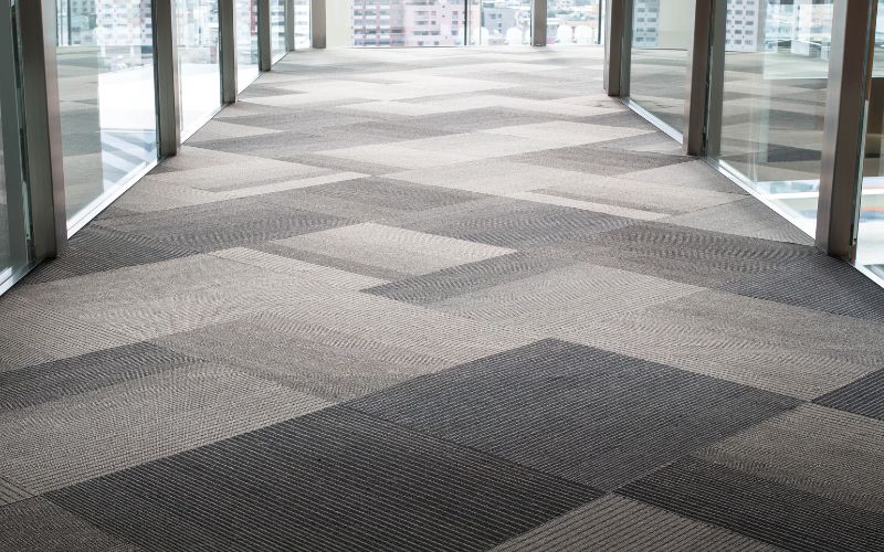 perbedaan tujuan pembersihan karpet kantor dan rumah