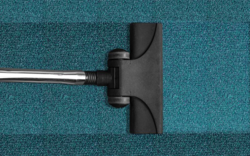 perbandingan biaya cuci karpet di rumah vs. profesional featured image